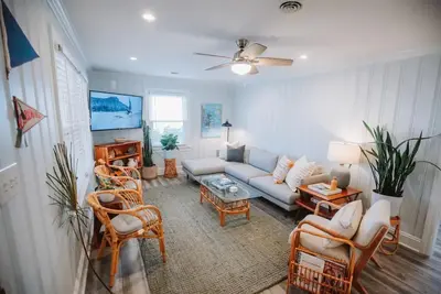 Image de Dreamy Bungalow on the Beach with nearby Lake, Marina, and State Park! Free Wifi