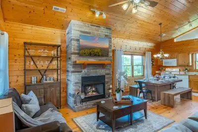 Image de Stunning Mountain Views! Central Location w/ Gameroom & Hot Tub!