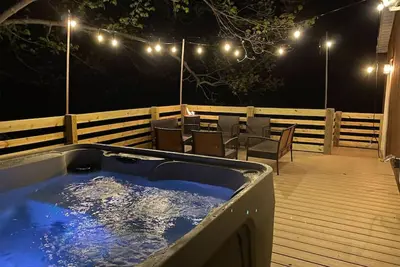 Image de Mud Creek Lodge. 1 mi to Bristol Mountain / Hot Tub / Creek