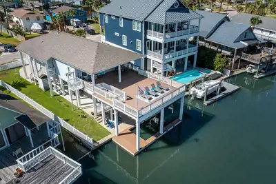 Image de Agua Vista Waterfront Home 💥Hot Tub💥Sun Deck-Fish off Patio🎣Kayaks provided🛶