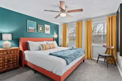 Image de 4-Bed Home with Pool by Ku & 39th St. Shops | 4