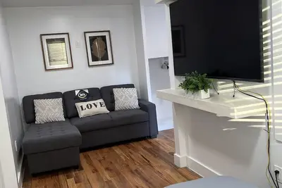 Image de Brooklyn Garden level studio apartment!