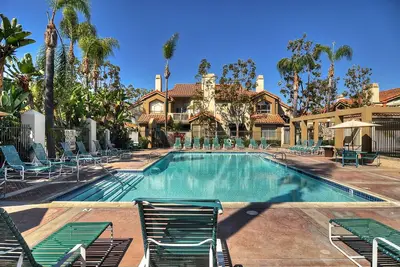Image de Pool! Fireplace! 10 Minutes to Beach! Come Explore Laguna Niguel! Palm Court!