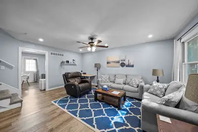 Image de Clean, spacious, and fully renovated townhouse with modern charm and comfort.
