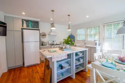 Image de 4 Bedroom Historic Farmhouse 10 minutes to Cape May