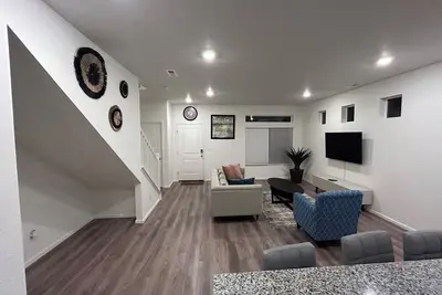 Image de Cozy and cheerful family-sized home 12mins from Dia
