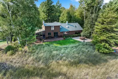 Image de Waterfront with private sandy Beach- on 2 Acres! Dog Friendly with fence!