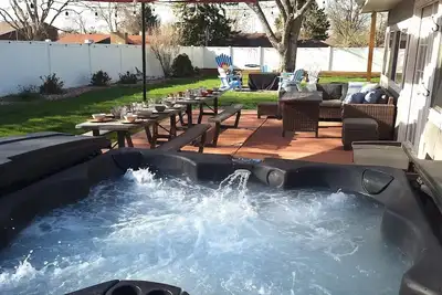 Image de Red Rocks + Hot Tub + Bocce Ball + Pickleball+ Fire Pit + 8 Beds + Arcade