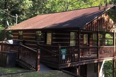 Image de Baby Bear Hideaway, rustic, romantic w/a hot Tub