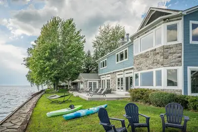 Image de Lake Front home w/ Hot Tub, Kayaks & Fire Pit