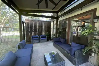 Image de Mediterranean home close to Houston and the Ocean