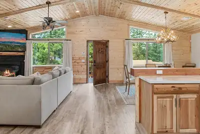 Image de Modern, Rustic, Mountain Getaway! Evc•Spa•Fenced Yard