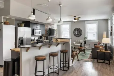 Image de Beams of natural light in a walkable 2-bdrm condo