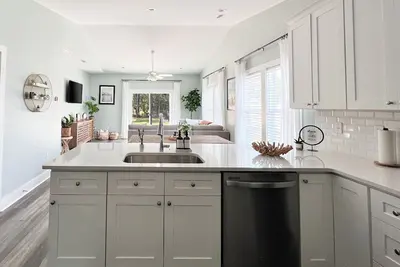 Image de Close 2 Beach & Bases-Game Room-Stocked Kitchen-Backyard oasis-2 Fire Pits-Grill