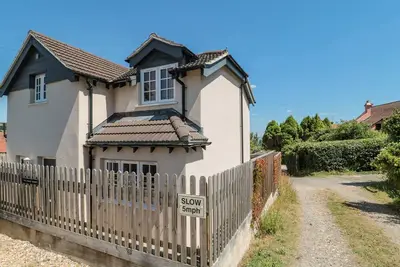 Image de The Coach House, pet friendly, with a garden in Lyme Regis