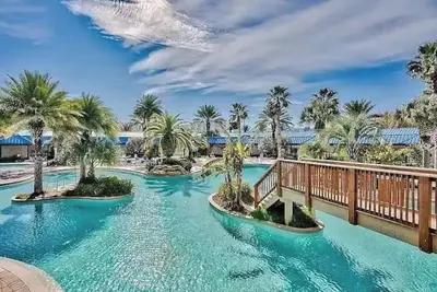Image de The DESTINation! Oasis pool & walking distance from the beach!