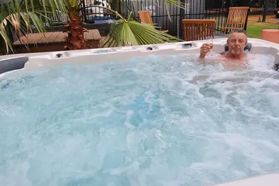 Image de Vibin' Fun House 400meters (5 min walk) to D'Albora Marinas. \nOutdoor Spa\n