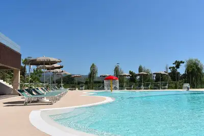 Image de Oasis de Luxe : Appartement avec Terrasse et Piscine de Charme à Hyélé!