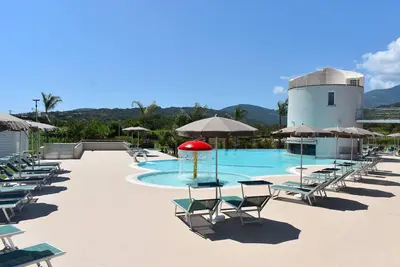 Image de Oasis de Luxe : Appartement avec Terrasse et Piscine Enchanteresse à Hyéle!
