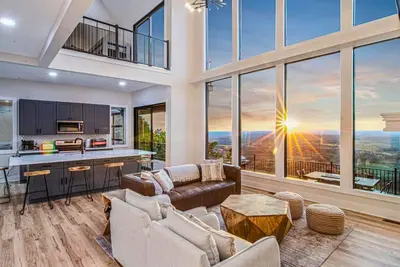Image de Incredible Views | Heated Pool | Gourmet Kitchen