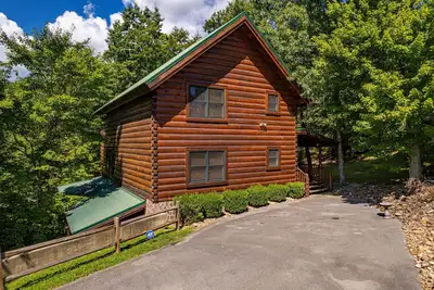 Image de Luxury cabin with private outdoor hot tub and access to resort pool