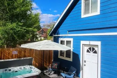 Image de The Loft House ~ Downtown Location ~ Secluded Hot Tub