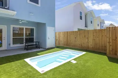 Image de Getaway with a Heated Plunge Pool and Just a Couple Minutes to the Beach