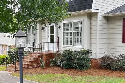Image de Prestigious 3bd/2. 5bd Home in North Hills Raleigh