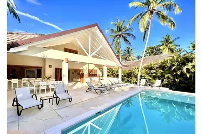 Casa Ola, Lux 5 Bedrm, 5 Bath Villa, w' Private Pool, 2 min walk to Playa Coson