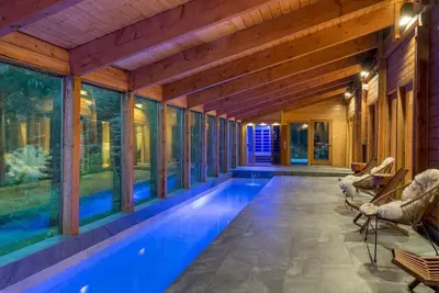 Image de New! ! Chalet with private Pool, Hottub, and Sauna!