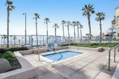 Image de Comfortable, modern condo located steps from the beach!