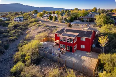 Image de Playful 5-Bedroom Home in the Heart of the Valley!