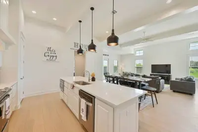 Image de 12th Man Hideout ~ Exquisite Aggieland Housing!