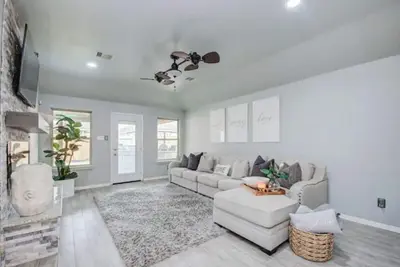 Image de Houston Sophisticated 4 room home W/Backyard Escape