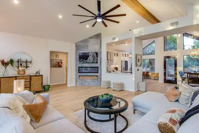 Image de Luxury home, amazing views, walk to forest, hot tub, bbq, Ev charger!