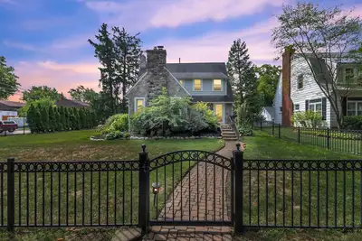 Image de Walk to shopping, Charming Modern European cottage with huge deck