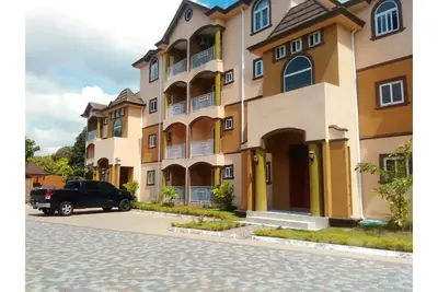 Image de Luxurious 2-bedroom apartment unit with pool.