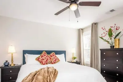 Image de *New*Bright&Trendy 3bed Pad|10minDT, Biltmore, Wavl