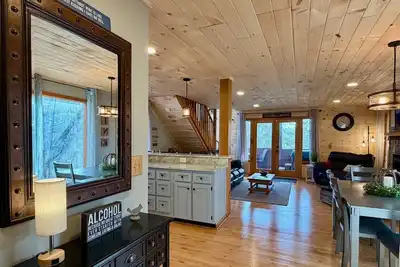 Image de Newly Renovated Private-Screened in Hot Tub-Pet Friendly-2 mi to Parkway!