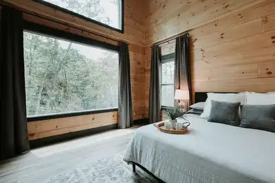 Image de Smoky Mnt Couples Cabin / Hot Tub / Secluded but close to local shops