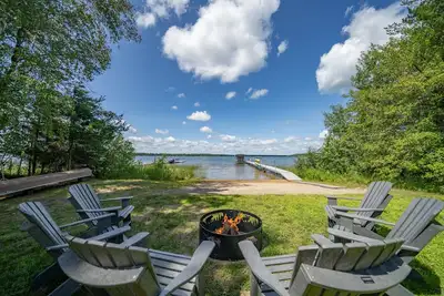 Image de Horseshoe Lake Cabin with Sandy Beach, Gameroom, Fire Pit, Kayaks + Paddleboards