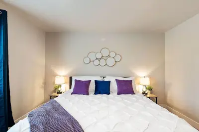 Image de Work | Play | 3 King Beds | 300+ Wifi | Top Floor