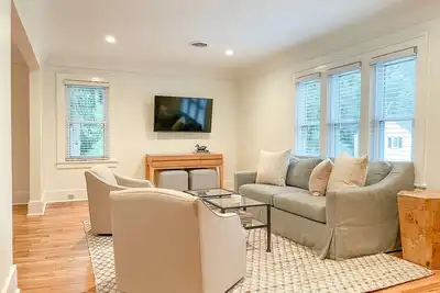 Image de Remodeled Apartment with Lake Views, Half Mile to Beaches, Prime Location