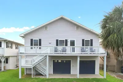 Image de Newly Renovated Canal Home minutes from beach and town center