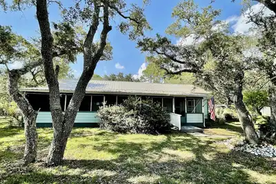Image de Cozy Alligator Point Beach Cottage in the Trees