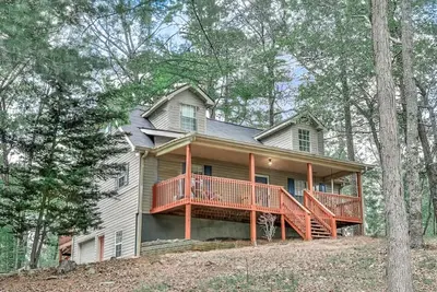 Image de 2800 sqft Forest Retreat! 4 min to Pool- Hot Tub~Firepit~Dogs! 8 min to Town!