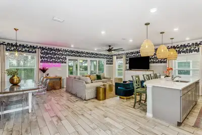 Image de Chic, Cool & Colorful 4br Townhouse w/ Bikes | Golf Cart Rental Additional | Free Golf | Beach Club