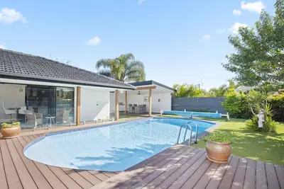 Image de Ultra Modern & Relaxing Inner City - Private Pool and Yard - 10min walk to beach