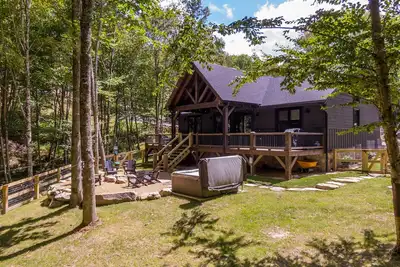Image de BaseCamp at Eagles Nest - 2 suites, hot tub, pet friendly, close to Camp, stream