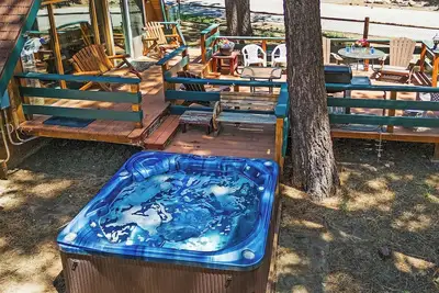 Image de Charming A Frame Cabin! Pet Friendly! Cozy 2 Bedroom! Hot Tub! Foosball Table! Wood Burning Fireplace! ½ Mile to Bear Mountain & Golf Course!